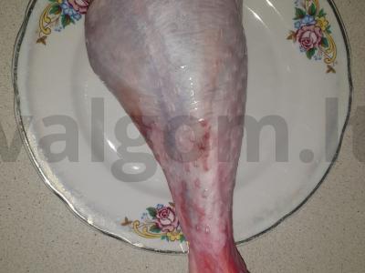 Su morkomis ir česnakais kepta kalakutienos blauzda Žingsnis 1