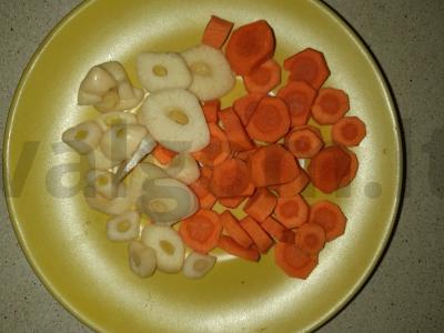 Su morkomis ir česnakais kepta kalakutienos blauzda Žingsnis 2