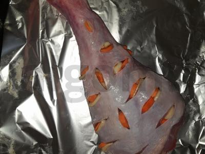 Su morkomis ir česnakais kepta kalakutienos blauzda Žingsnis 3