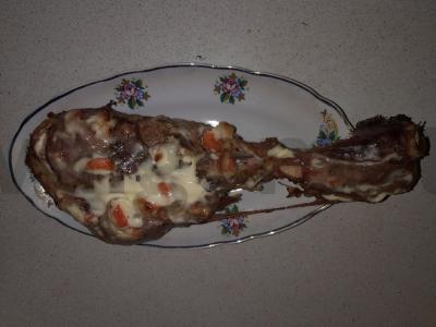 Su morkomis ir česnakais kepta kalakutienos blauzda pagrindine nuotrauka