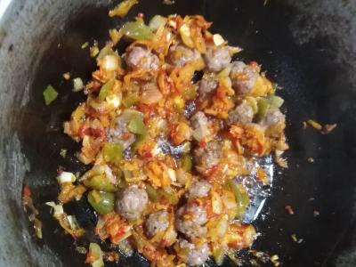 Mėsos kukuliai sultinyje su pomidorais ir daržovėmis Žingsnis 5