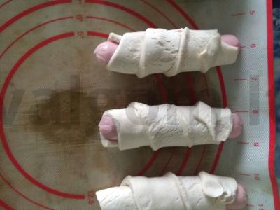 Pieniškos dešrelės sluoksniuotos tešloje svečiams atvykti Žingsnis 2