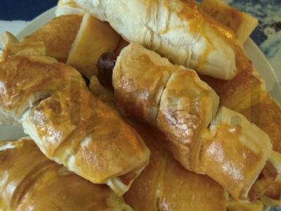Pieniškos dešrelės sluoksniuotos tešloje svečiams atvykti pagrindine nuotrauka