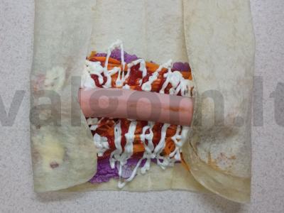 Dešrelės pitos duonoje su korėjietiškomis morkomis Žingsnis 1