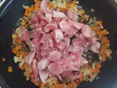 Kepti makaronai ir mėsa su bazilikais Žingsnis 1