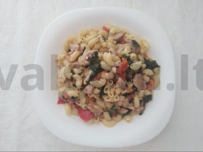 Kepti makaronai ir mėsa su bazilikais pagrindine nuotrauka