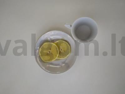 Aromatingas gelgolland grog, kurio pagrindą sudaro vynas ir romas su citrina Žingsnis 2