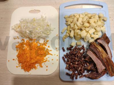 Žirnių sriuba su rūkytais šonkauliukais, dešrelėmis ir džiūvėsėliais Žingsnis 1