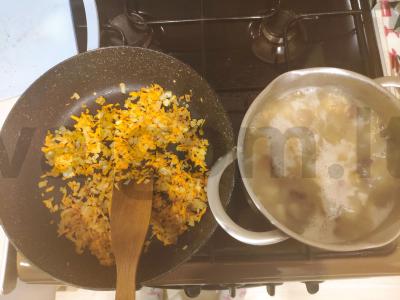 Žirnių sriuba su rūkytais šonkauliukais, dešrelėmis ir džiūvėsėliais Žingsnis 3