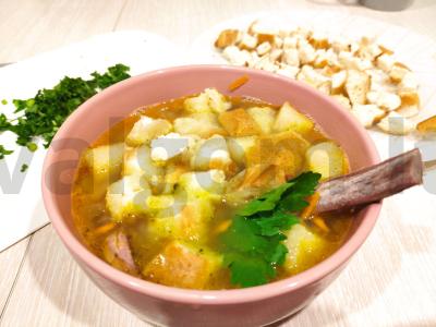 Žirnių sriuba su rūkytais šonkauliukais, dešrelėmis ir džiūvėsėliais pagrindine nuotrauka