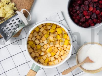 Spanguolių ir svarainių uogienė Žingsnis 1