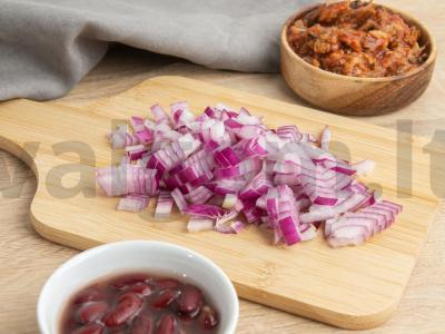 Salotos su šprotais, pupelėmis ir šviežiais agurkais Žingsnis 1