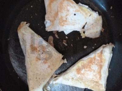 Pitos trikampėliai su sūriu ir dešra Žingsnis 4
