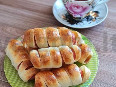 Dešrelės mielinėje tešloje pagrindine nuotrauka