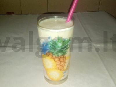 Kefyro, bananų ir zefyrų kokteilis pagrindine nuotrauka