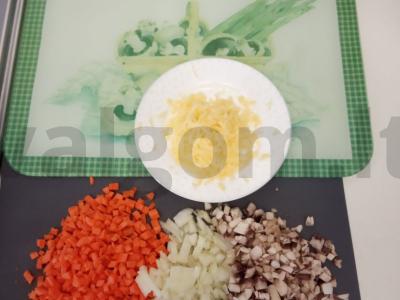 Vištiena zrazy su grybais ir sūriu Žingsnis 1