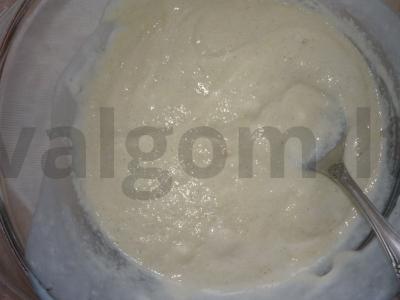 Mannik su kaimiškais obuoliais ant kefyro Žingsnis 3