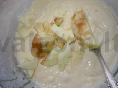 Mannik su kaimiškais obuoliais ant kefyro Žingsnis 5