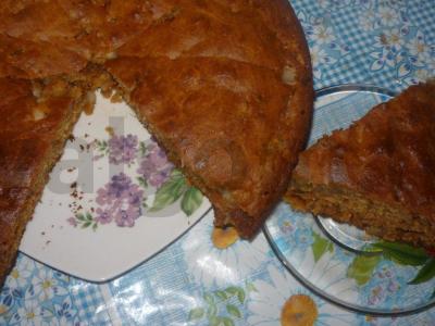 Mannik su kaimiškais obuoliais ant kefyro pagrindine nuotrauka