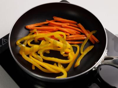 Soba su paprikomis ir saldžiosiomis paprikomis Žingsnis 3