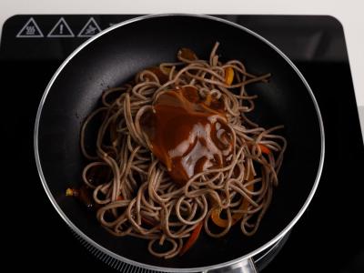 Soba su paprikomis ir saldžiosiomis paprikomis Žingsnis 7