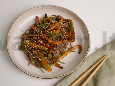 Soba su paprikomis ir saldžiosiomis paprikomis pagrindine nuotrauka