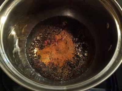 Prieskoniais pagardintas romo gėrimas su prieskoniais, arbata ir citrina Žingsnis 1