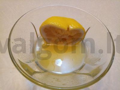 Prieskoniais pagardintas romo gėrimas su prieskoniais, arbata ir citrina Žingsnis 2