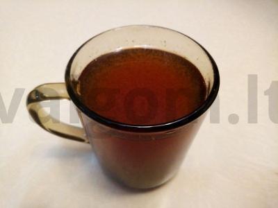 Prieskoniais pagardintas romo gėrimas su prieskoniais, arbata ir citrina pagrindine nuotrauka