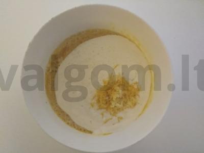 Pyragas su šaldytomis braškėmis, spanguolėmis ir riešutais Žingsnis 1