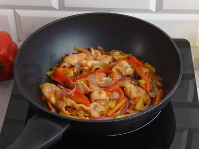 Soba su žalia rūkyta šonine, aitriosiomis paprikomis ir daržovėmis Žingsnis 2