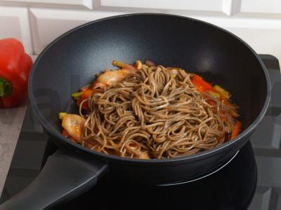 Soba su žalia rūkyta šonine, aitriosiomis paprikomis ir daržovėmis Žingsnis 3