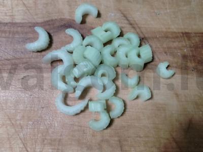 Šviežių daržovių salotos su salierais ir raudonaisiais svogūnais Žingsnis 4