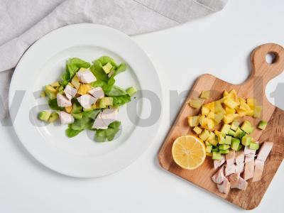 Salotos su mangais, avokadais ir rūkyta vištiena Žingsnis 1