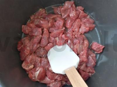 Jautiena, troškinta su padažu daugiafunkcinėje keptuvėje Žingsnis 2