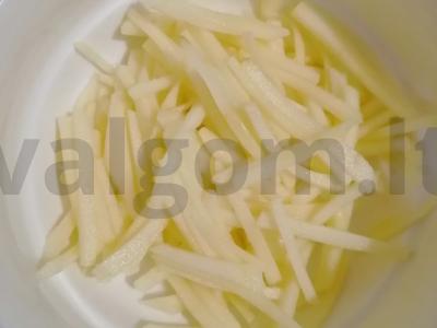 Kopūstų salotos su obuoliais ir spanguolėmis Žingsnis 1