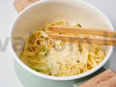 Cukinijų daržovių makaronai su makaronais Žingsnis 3