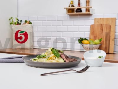Cukinijų daržovių makaronai su makaronais pagrindine nuotrauka