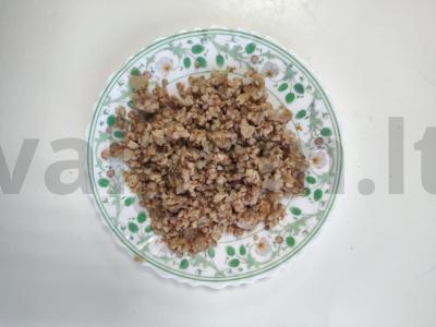 Grikiai su riešutais pagrindine nuotrauka