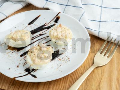Įdaryti kiaušiniai su krilių mėsa pagrindine nuotrauka