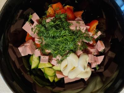 Gausios salotos su gydytojo dešra ir šviežiomis daržovėmis Žingsnis 3