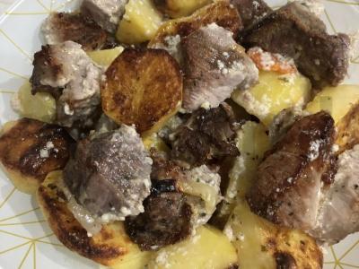 Bulvės su mėsa ir daržovėmis orkaitėje pagrindine nuotrauka