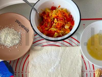 Sluoksniuotos tešlos pyragai su vištiena ir daržovėmis Žingsnis 1