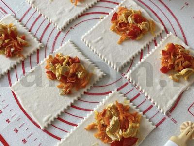 Sluoksniuotos tešlos pyragai su vištiena ir daržovėmis Žingsnis 2