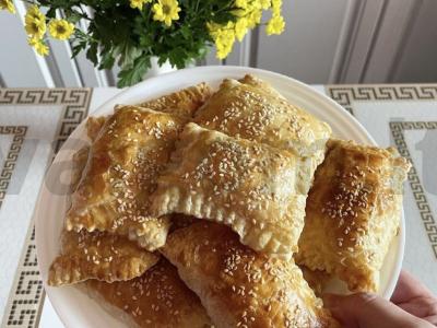 Sluoksniuotos tešlos pyragai su vištiena ir daržovėmis pagrindine nuotrauka