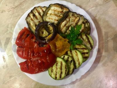 Ant grotelių keptas ratatouille pagrindine nuotrauka
