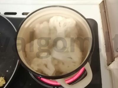 Žiediniai kopūstai kukurūzų dribsnių tešloje Žingsnis 1