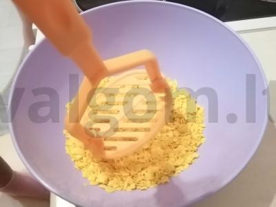Žiediniai kopūstai kukurūzų dribsnių tešloje Žingsnis 3