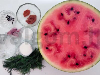Aromatingi marinuoti arbūzai su prieskoniais Žingsnis 1