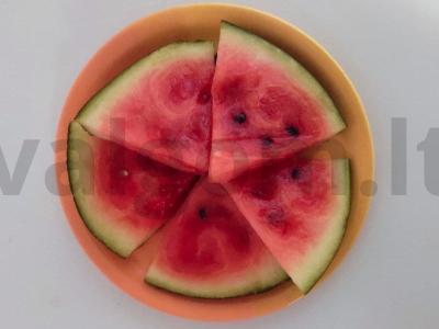 Aromatingi marinuoti arbūzai su prieskoniais pagrindine nuotrauka
